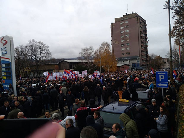 КРИЗА НА КОСМЕТУ - Нови протест Срба у среду у подне; Арифи: Пре ће пасти влада, него што ћемо повући мере (ФОТО+ВИДЕО)